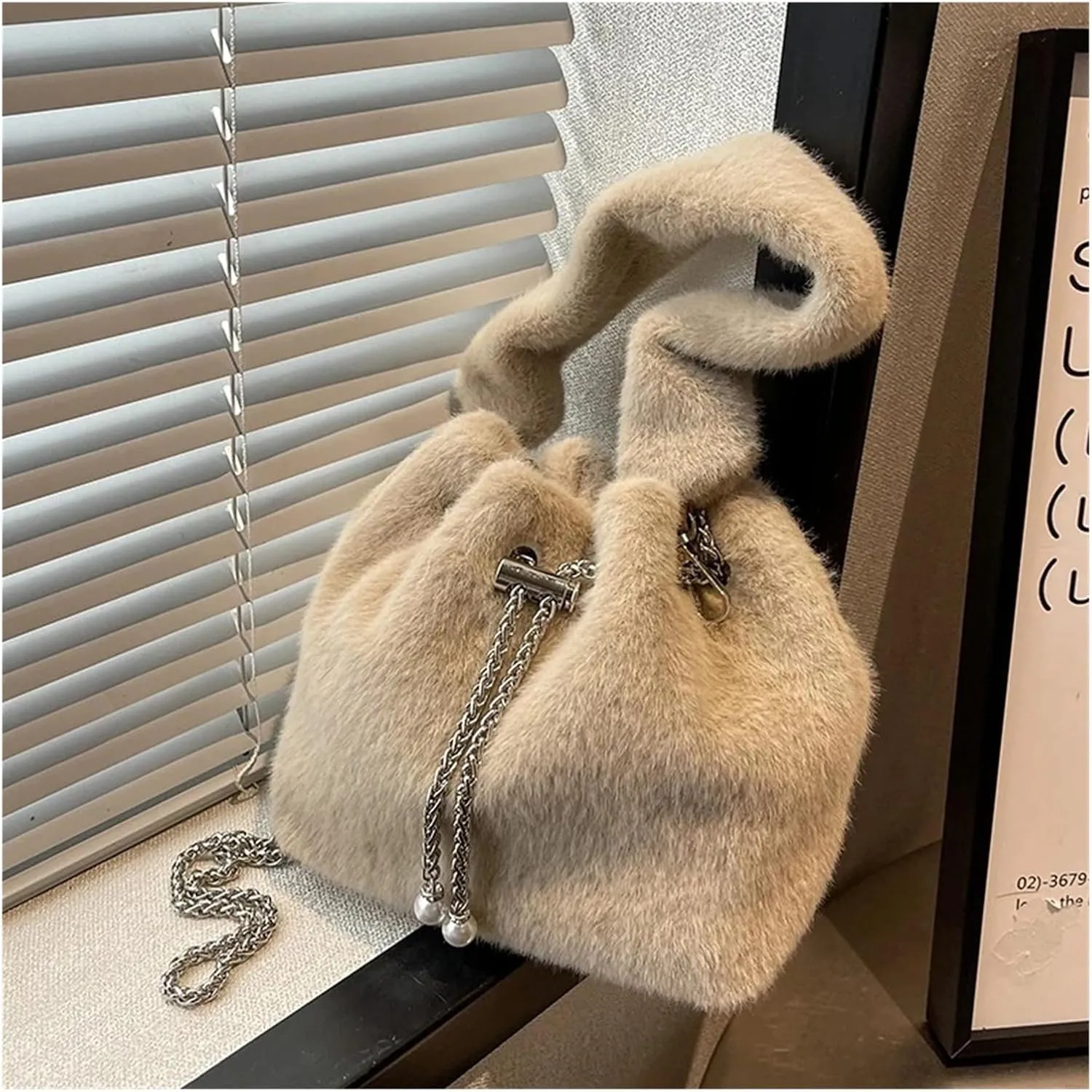 Fluffy Tote Bag Handle Tote Bags for Women Winter Bucket Bag Trend Small Soft Faux Fur Kawaii Handbags and Purse(White)