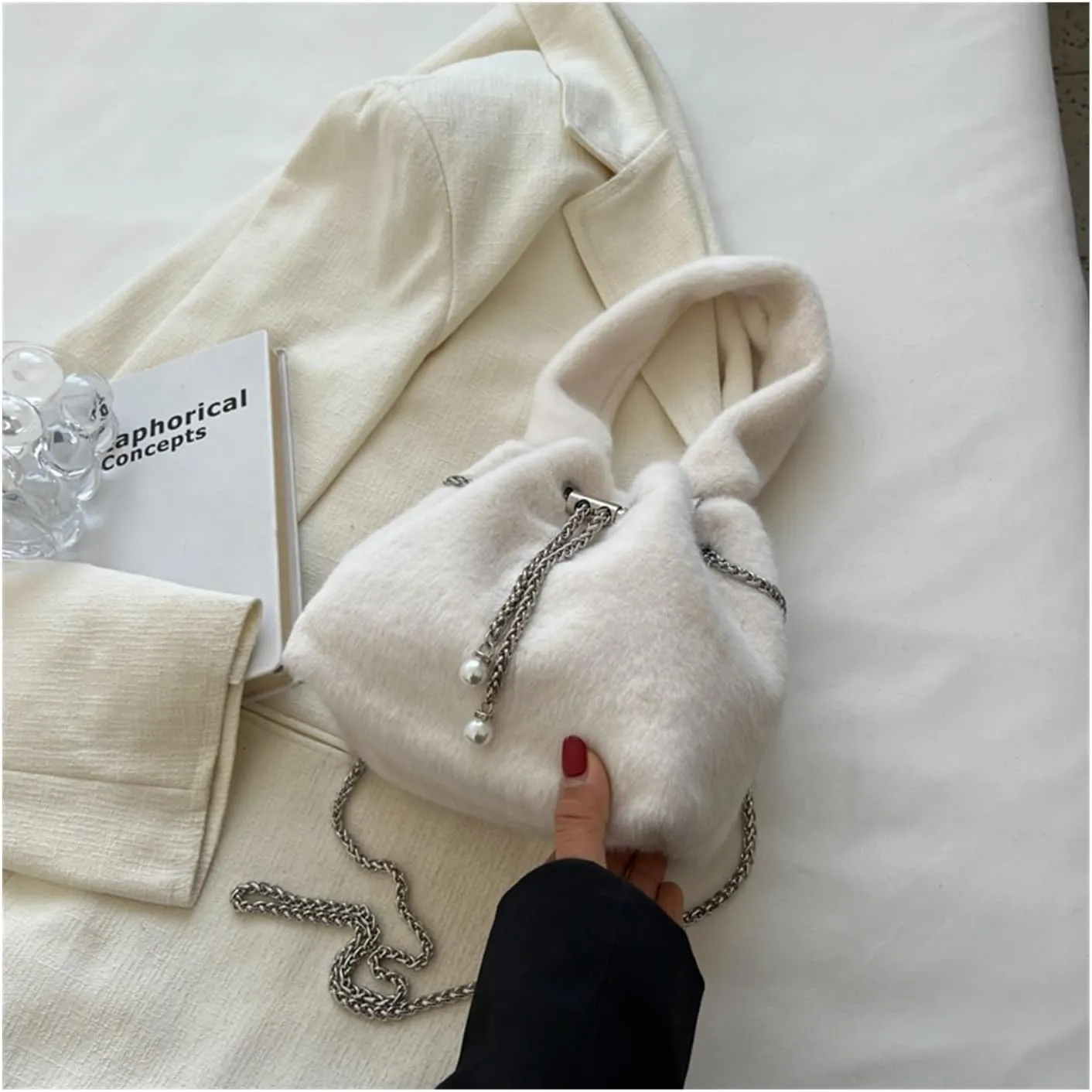 Fluffy Tote Bag Handle Tote Bags for Women Winter Bucket Bag Trend Small Soft Faux Fur Kawaii Handbags and Purse(White)