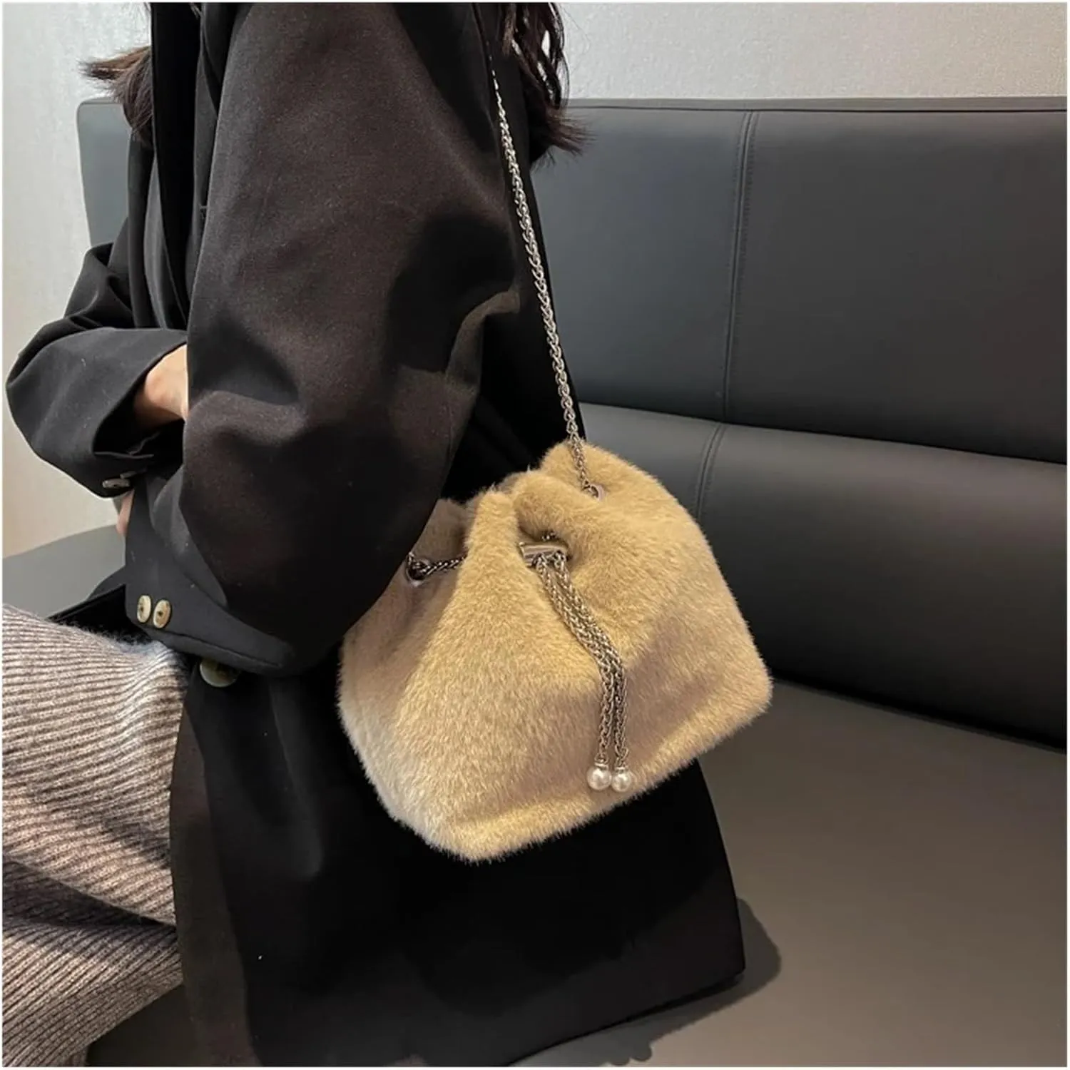 Fluffy Tote Bag Handle Tote Bags for Women Winter Bucket Bag Trend Small Soft Faux Fur Kawaii Handbags and Purse(White)