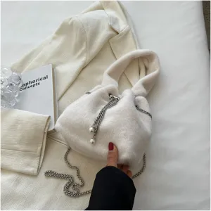 Fluffy Tote Bag Handle Tote Bags for Women Winter Bucket Bag Trend Small Soft Faux Fur Kawaii Handbags and Purse(White)